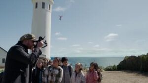 The Woman in the House Across the Street from the Girl in the Window 1. Sezon 4. Bölüm izle